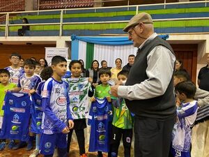 Municipalidad entrega indumentarias a jugadores de Futsal y al Ballet Municipal en Cap. Miranda