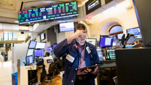 Wall Street abre en rojo tras amenaza de Trump de aranceles de 35 % para Canadá