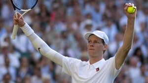 Sinner se impone a un tocado Djokovic