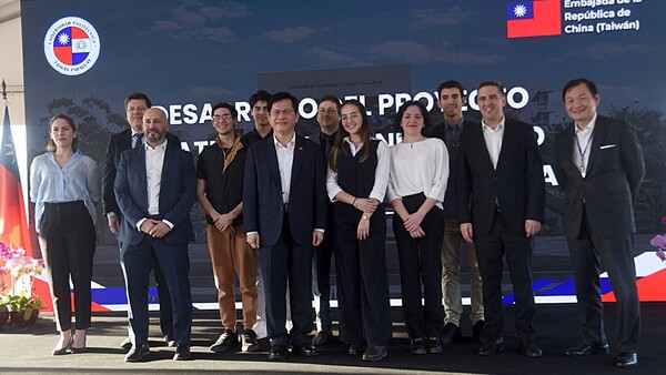 Canciller de Taiwán visita futuro nuevo predio de universidad
