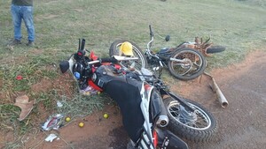 Choque de motocicletas deja un fallecido y un herido grave en Arroyito
