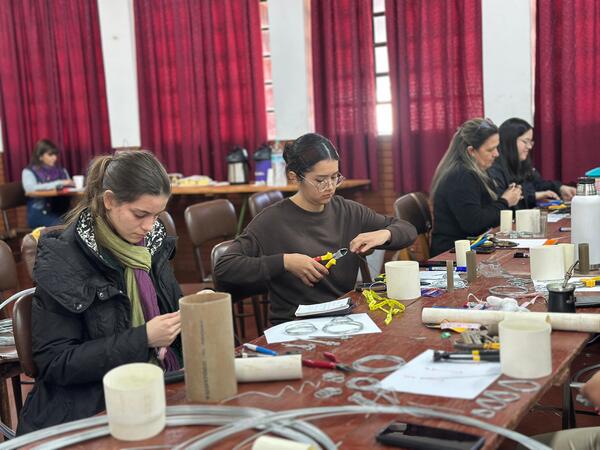Inicia taller de trajes del carnaval con el aclamado artesano Néstor Robelli
