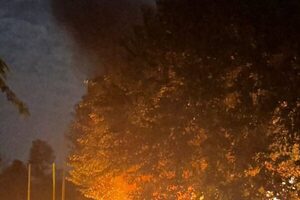 Directora de un colegio pasó sustazo porque le incendiaron su vehículo