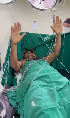 Clínicas realizó con éxito la primera cirugía en paciente despierto para tratar el Parkinson  | Unicanal