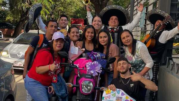 Fans de Marina le regalan moto 0 KM y le llevaron una serenata en Telefuturo