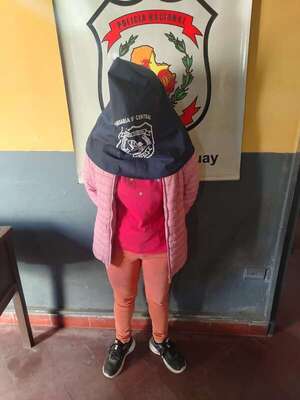 Fue a hacer una denuncia a una comisaría y quedó detenida - Policiales - ABC Color