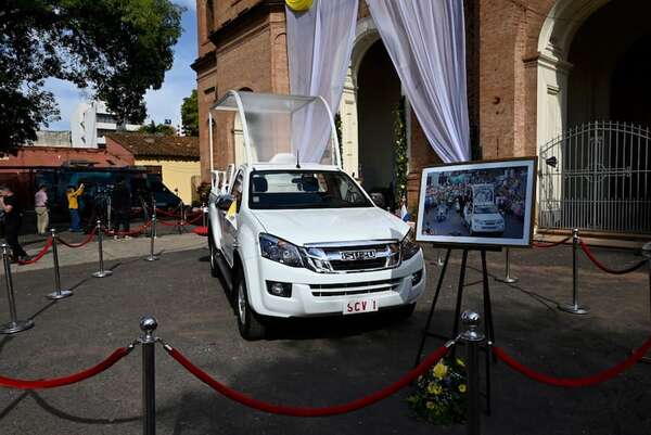 Con exhibición de fotos y el “papamóvil” conmemoran visita del papa Francisco a Paraguay - Nacionales - ABC Color