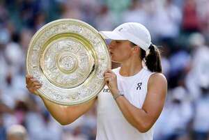 Campeona en Wimbledon: Primer beso de Iga en Londres - Polideportivo - ABC Color