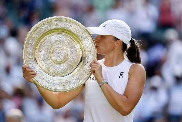 Campeona en Wimbledon: Primer beso de Iga en Londres - Polideportivo - ABC Color