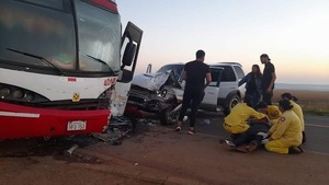 Colectivo que transportaba a barras de Olimpia sufre accidente en General Delgado