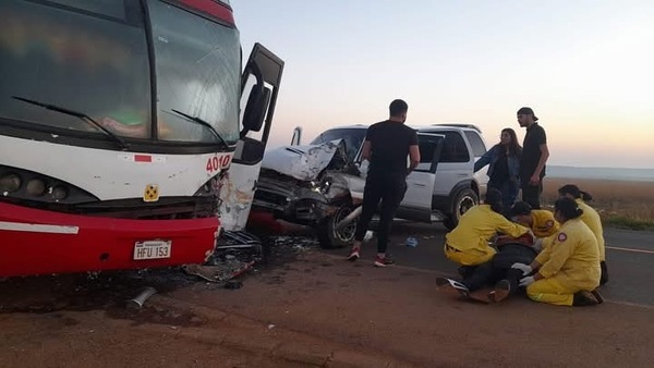 Colectivo que transportaba a barras de Olimpia sufre accidente en General Delgado