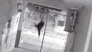 Murió al caer de cabeza del techo de una capilla en la madrugada