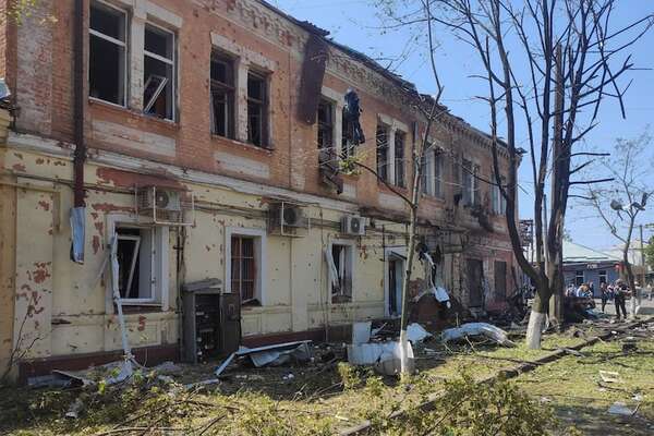 Las ventanas rotas de Járkov se convierten en lienzos de resiliencia e identidad ucraniana - Mundo - ABC Color