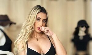 ¡Emprendedora sexy muestra cómo es mimada en su centro de belleza y levanta suspiros!