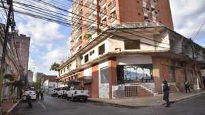 Supuesto asaltante utiliza edificios abandonados para escabullirse de la Policía en Asunción