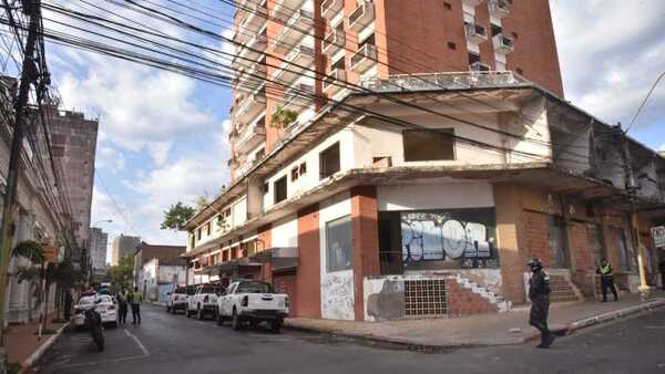 Supuesto asaltante utiliza edificios abandonados para escabullirse de la Policía en Asunción