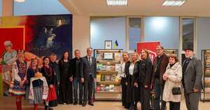 La Nación / UNAE inauguró la Estantería Ucraniana en biblioteca encarnacena