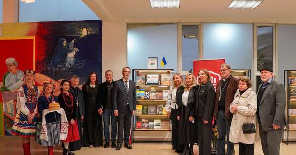 La Nación / UNAE inauguró la Estantería Ucraniana en biblioteca encarnacena