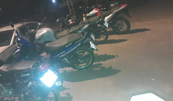Sacan de circulación a motociclistas que perturbaban a vecinos