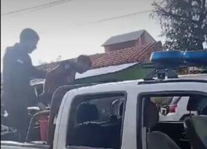 Cayó un hombre que derramó combustible a su mamá e intentó clavar a los volái