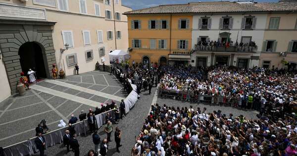 La Nación / León XIV realizó el primer Ángelus en la residencia papal veraniega