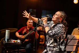 La memoria canta: Lizza Bogado y un ritual de emociones en escena - Música - ABC Color