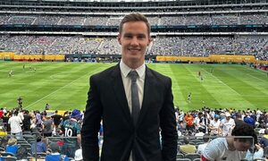 “Parezco un carpicho”, he’i Joshua y pidió que cambien su foto en Wikipedia