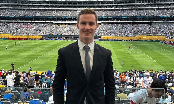 “Parezco un carpicho”, he’i Joshua y pidió que cambien su foto en Wikipedia