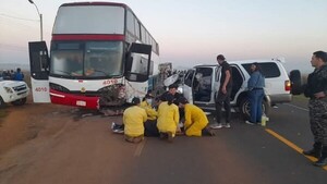 Bus con hinchas del Club Olimpia sufre accidente en General Delgado
