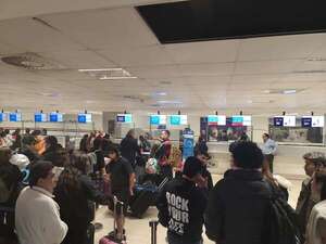 Pasajeros varados en Asunción tras fallido vuelo a Montevideo: denuncian abandono por parte de aerolínea - Nacionales - ABC Color