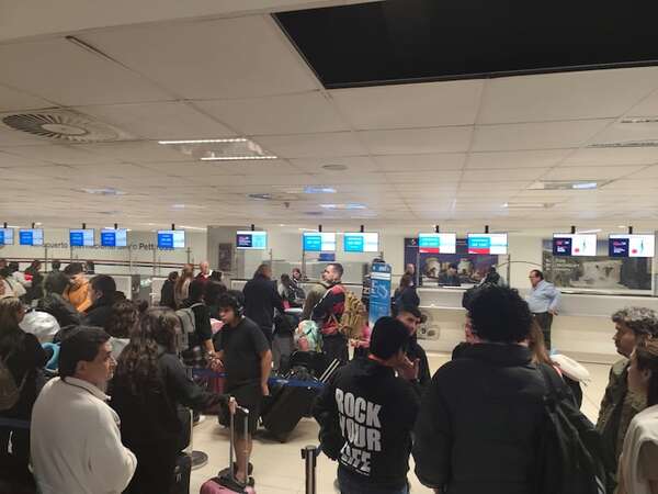 Pasajeros varados en Asunción tras fallido vuelo a Montevideo: denuncian abandono por parte de aerolínea - Nacionales - ABC Color