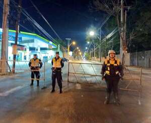 Atención conductores: la avenida Artigas se encuentra bloqueada por un grupo de nativos  - Nacionales - ABC Color