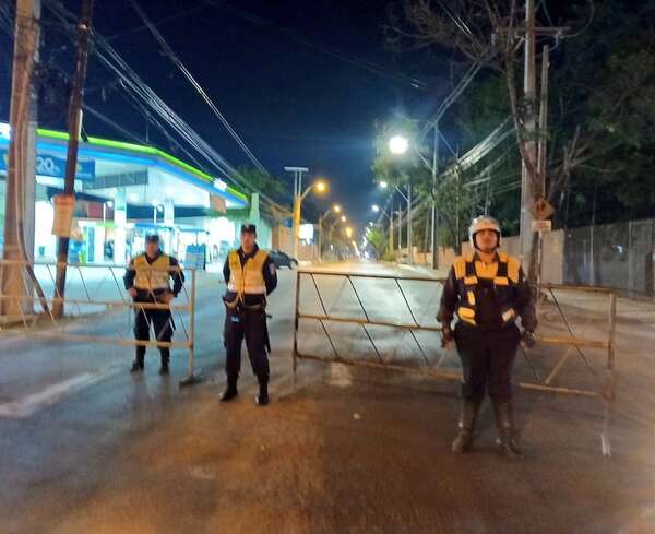 Atención conductores: la avenida Artigas se encuentra bloqueada por un grupo de nativos - Nacionales - ABC Color