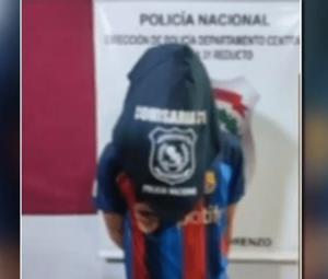 Derramó combustible e intentó quemar a su madre y a su pareja