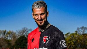 ¡Ingueroviable! Darío Benedetto apareció como arquero ashá
