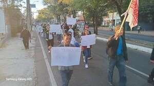 Funcionarios municipales marchan sobre Mariscal López hasta el Palacio de Justicia - Nacionales - ABC Color
