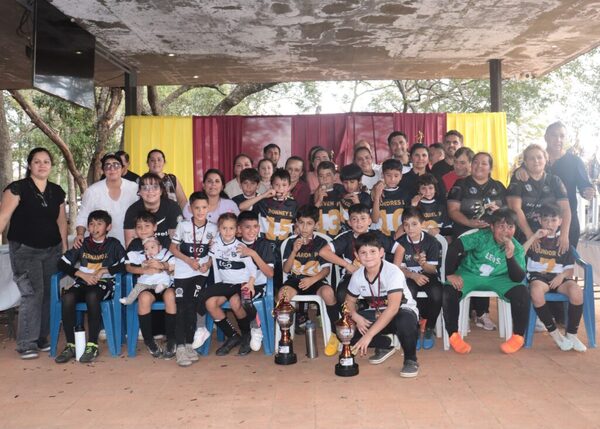 La 2015 de Olimpia Ypané, campeón del Torneo ASOPEFU-10 años, y la 2016, sub campeón - ADN Digital