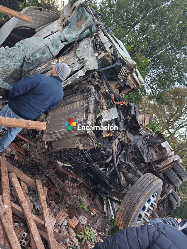Fatal accidente en Edelira: un fallecido tras choque entre automóvil y camión en la Ruta PY06