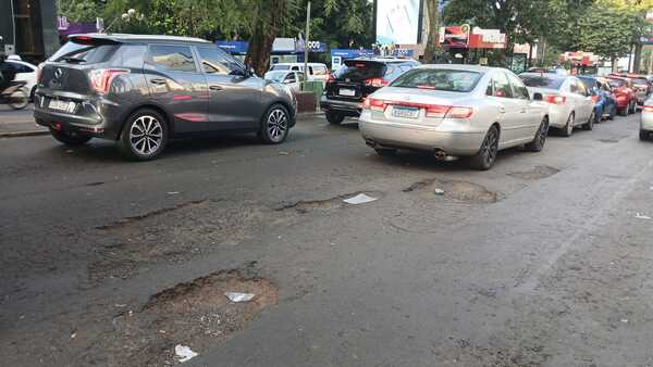 Asfaltado reparado hace un año por empresa parece un “campo minado” - La Clave