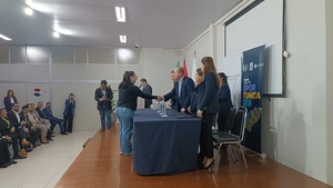 Gobierno de Itapúa cumple con nueva entrega de becas