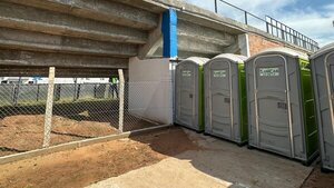 Prohibieron ir al baño moderno a los cerristas y le pusieron portátiles en cancha de Ameliano
