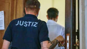 Médico acusado de asesinar a 15 pacientes en Berlín guarda silencio al inicio del juicio