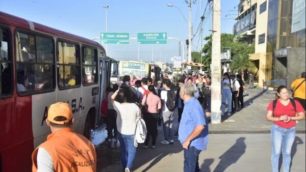 Paro, deuda y buses chatarras: el transporte público al borde del colapso