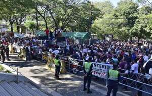 Exigen acción de inconstitucionalidad ante leyes que atentan contra los trabajadores - Nacionales - ABC Color