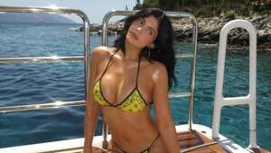 Kylie Jenner combina vacaciones y trabajo en Grecia