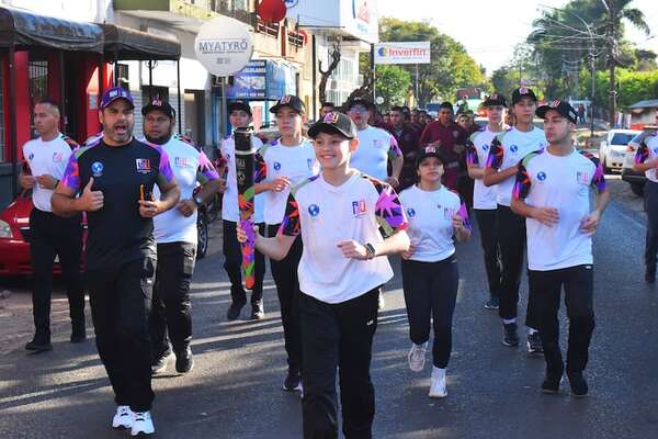 Atletas guaireños portaron el fuego panamericano en Villarrica - Polideportivo - ABC Color