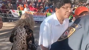 Funcionarios van a minifestación en Asunción contra nueva ley