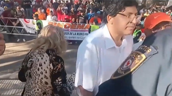 Funcionarios van a minifestación en Asunción contra nueva ley