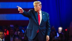 Trump amenaza a Rusia con aranceles del 100% si no hay paz