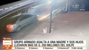 Grupo armado asalta a una madre y sus hijos